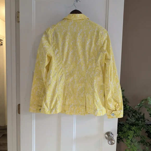 CAbi Yellow Field Of Daisies Floral Button-Front Jacket. Size Small - Picture 4 of 4